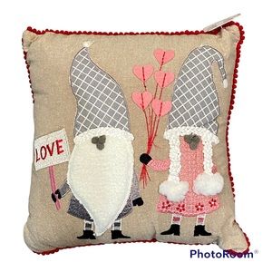 Hearts & Kisses Valentine’s gnomes decorative pillows set